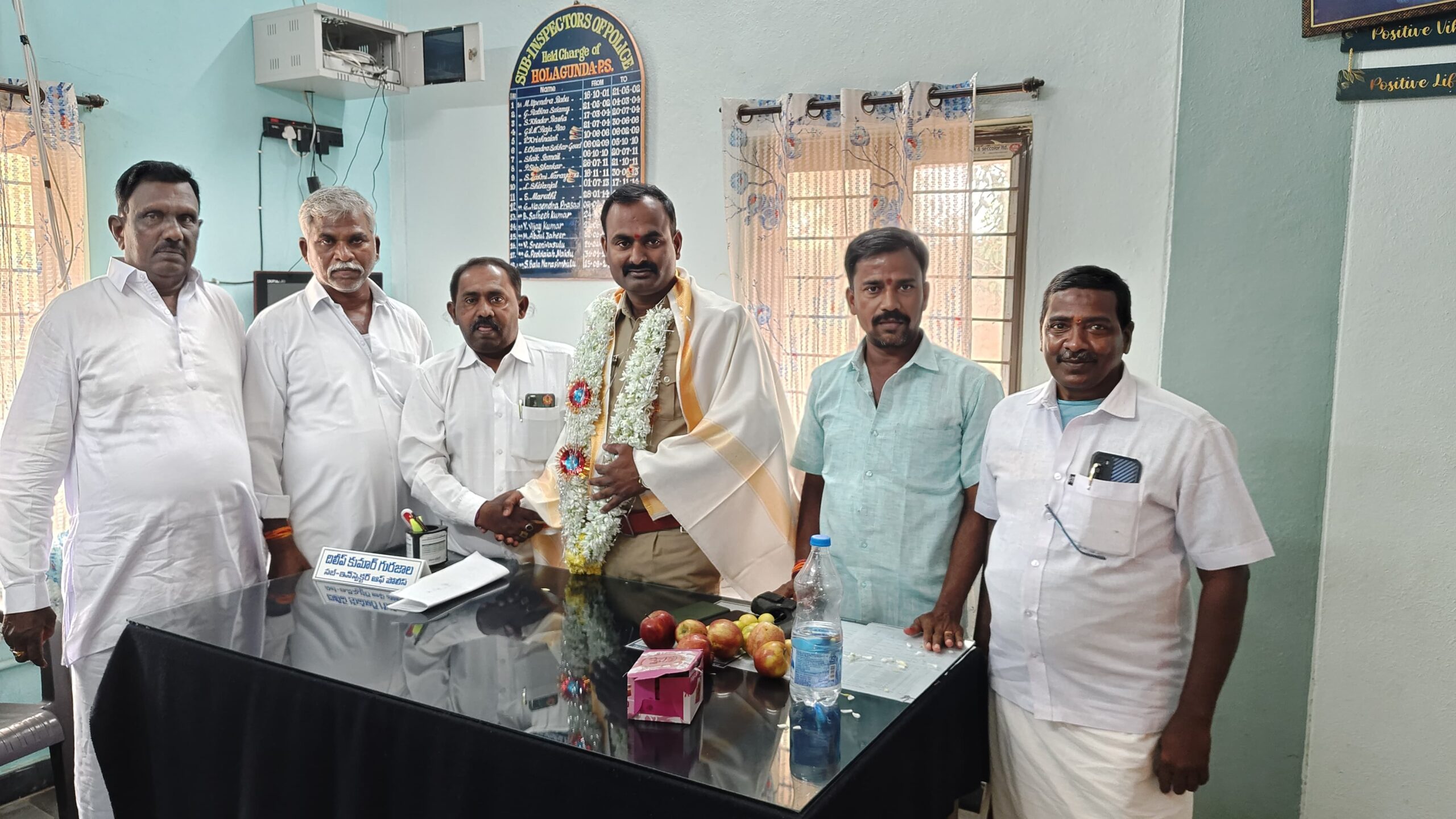 ఎస్ఐ ను కలిసిన టిడిపి నాయకులు ఎస్ఐ ను కలిసిన టిడిపి నాయకులు