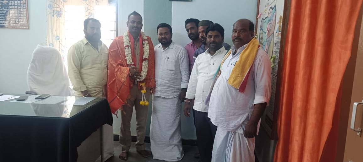 ఎస్ఐను కలిసిన వైసీపీ జిల్లా ఉపాధ్యక్షులు గిరి ఎస్ఐను కలిసిన వైసీపీ జిల్లా ఉపాధ్యక్షులు గిరి