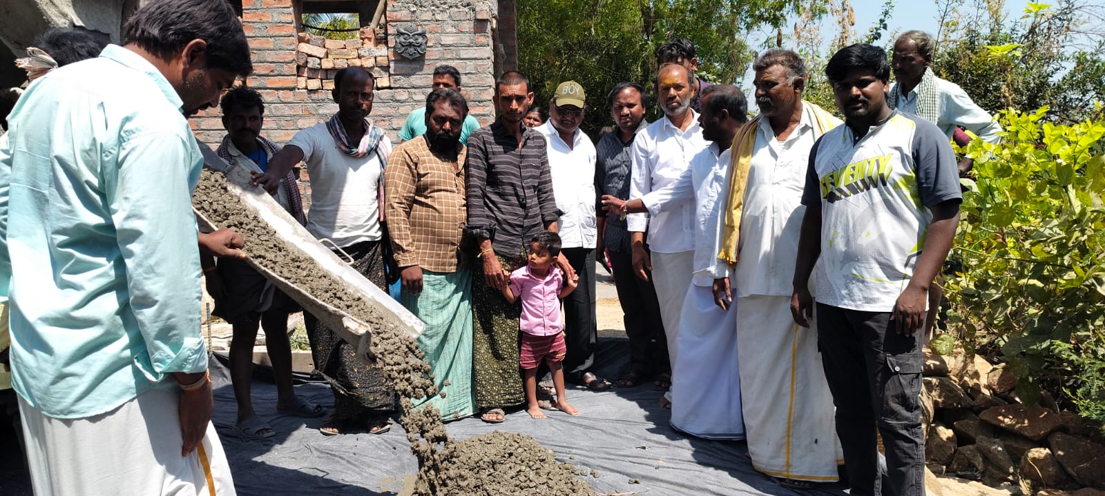సిసి రోడ్డు నిర్మాణ పనులు ప్రారంభం