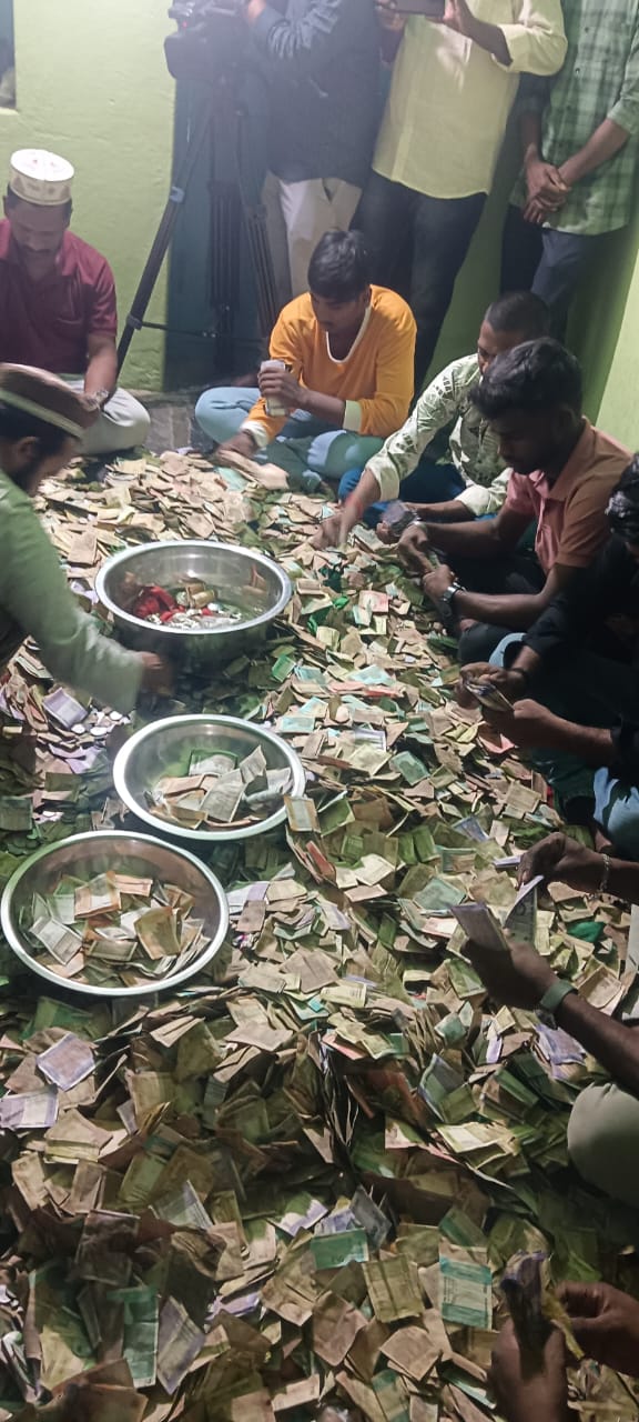 ఎల్లార్తి హుండీ లెక్కింపులో వాగ్వాదం ఎల్లార్తి హుండీ లెక్కింపులో వాగ్వాదం