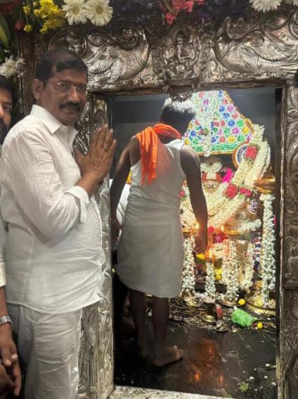 గుల్యంలో గాదిలింగప్ప స్వామి జోడు రథోత్సవం వేడుకల్లో ఎం.పి బస్తిపాటి నాగరాజు గుల్యంలో గాదిలింగప్ప స్వామి జోడు రథోత్సవం వేడుకల్లో ఎం.పి బస్తిపాటి నాగరాజు
