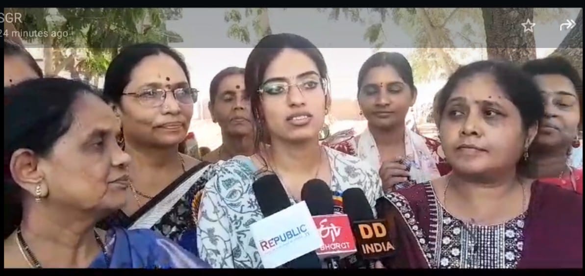 మహిళ దినోత్సవ సందర్భంగా మహిళ ఉద్యోగుల సందడి మహిళ దినోత్సవ సందర్భంగా మహిళ ఉద్యోగుల సందడి