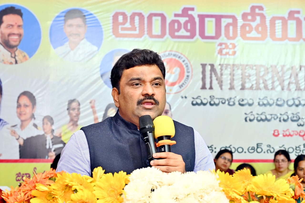 కుటుంబంలో, సమాజంలో మహిళ పాత్ర విశిష్టం కుటుంబంలో, సమాజంలో మహిళ పాత్ర విశిష్టం
