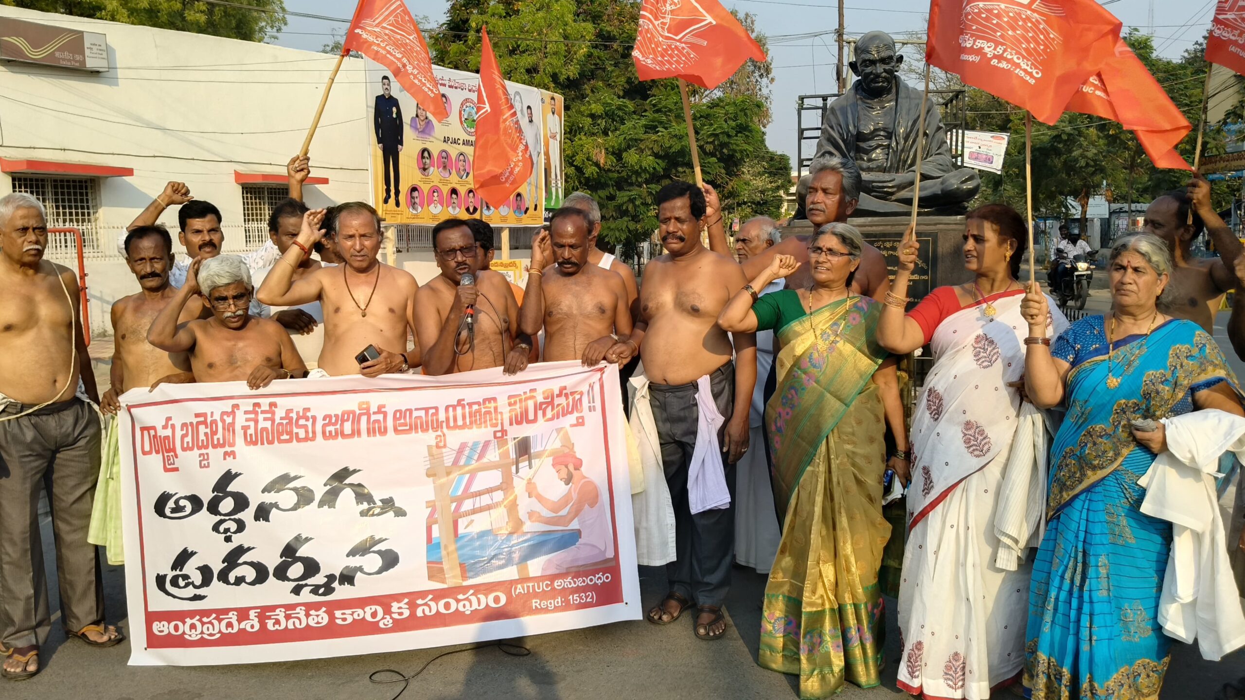 చేనేత కార్మికులకు రాష్ట్ర బడ్జెట్లో 2000 కోట్లు కేటాయించాలి