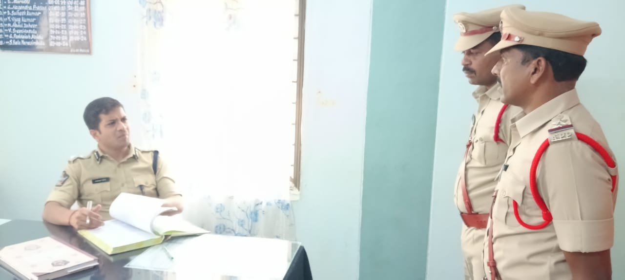 పోలీస్ స్టేషన్ ఆకస్మిక తనిఖీ చేసిన జిల్లా ఎస్పీ విక్రాంత్ పాటిల్ పోలీస్ స్టేషన్ ఆకస్మిక తనిఖీ చేసిన జిల్లా ఎస్పీ విక్రాంత్ పాటిల్