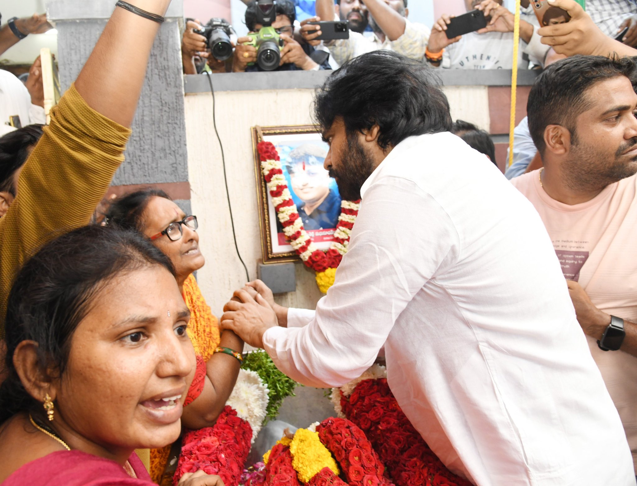 నివాళులు అర్పించి పవన్ కళ్యాణ్ నివాళులు అర్పించి పవన్ కళ్యాణ్