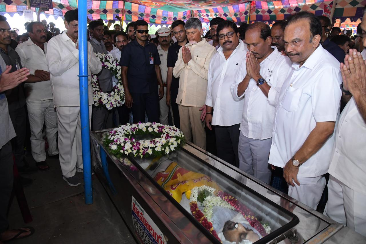 వీరయ్య చౌదరికి ఘననివాళి అర్పించిన సీఎం వీరయ్య చౌదరికి ఘననివాళి అర్పించిన సీఎం