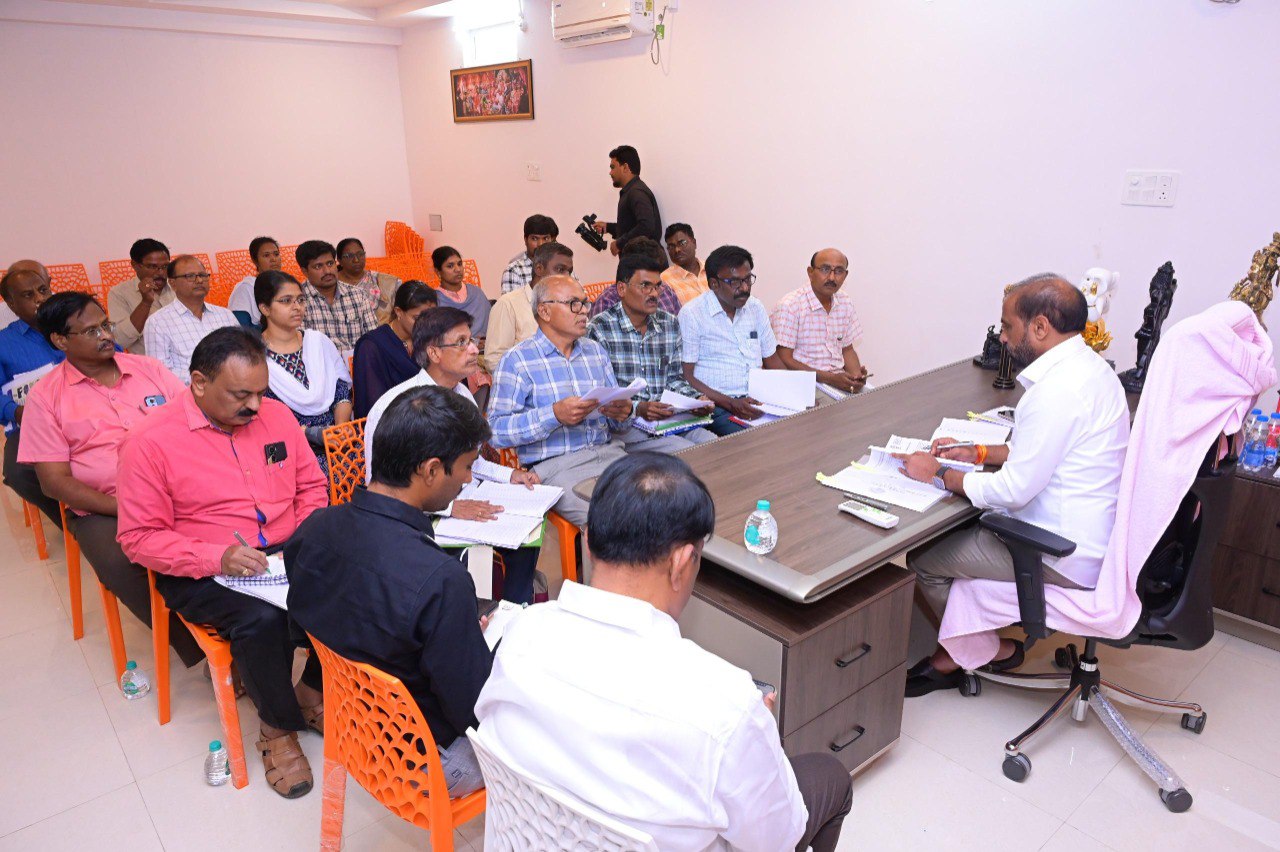 అధికారులకు దిశా నిర్దేశం చేసిన మంత్రి అధికారులకు దిశా నిర్దేశం చేసిన మంత్రి