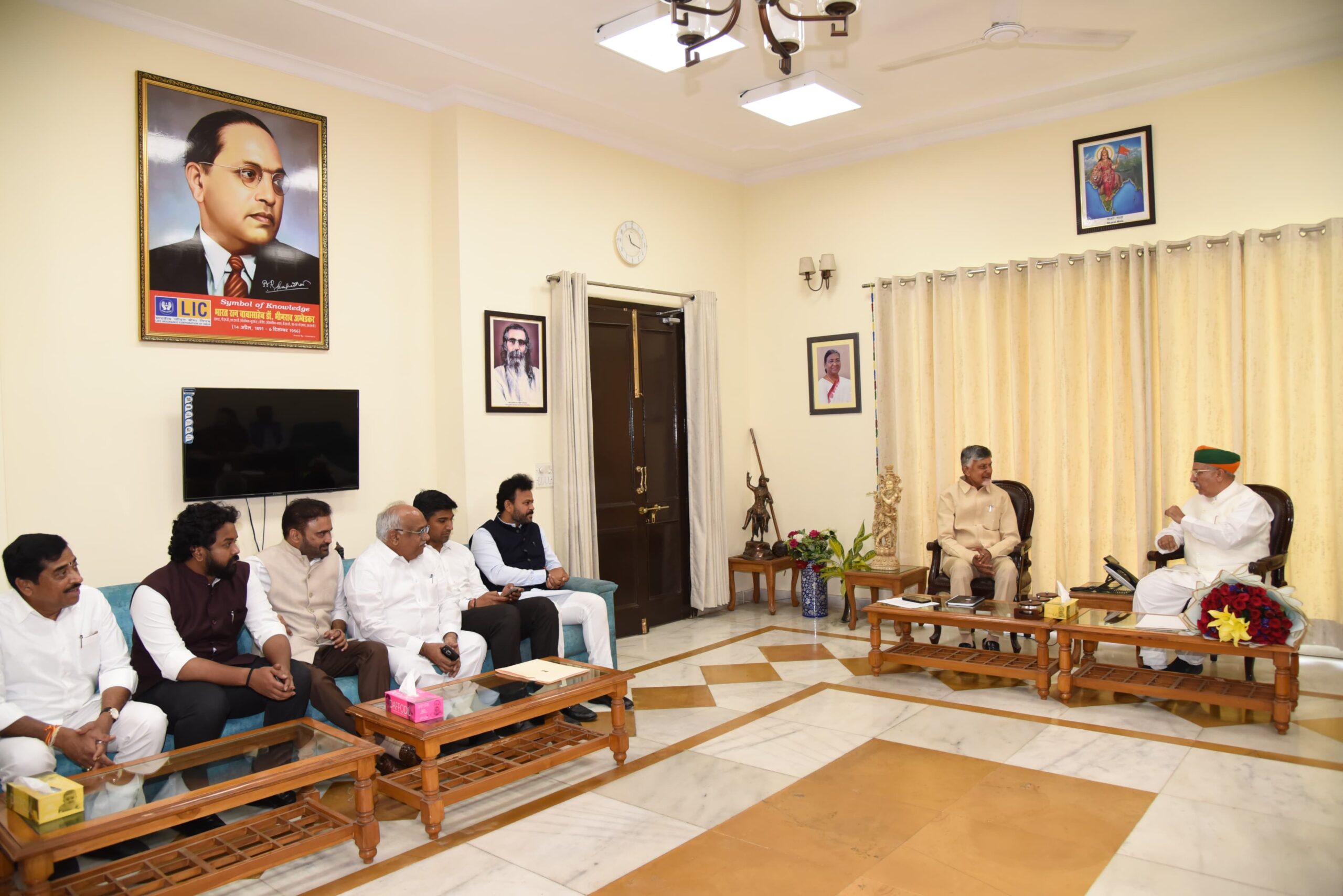 కేంద్ర మంత్రి అర్జున్ రామ్ మేఘవాల్ తో భేటీ అయ్యారు చంద్రబాబు కేంద్ర మంత్రి అర్జున్ రామ్ మేఘవాల్ తో భేటీ అయ్యారు చంద్రబాబు