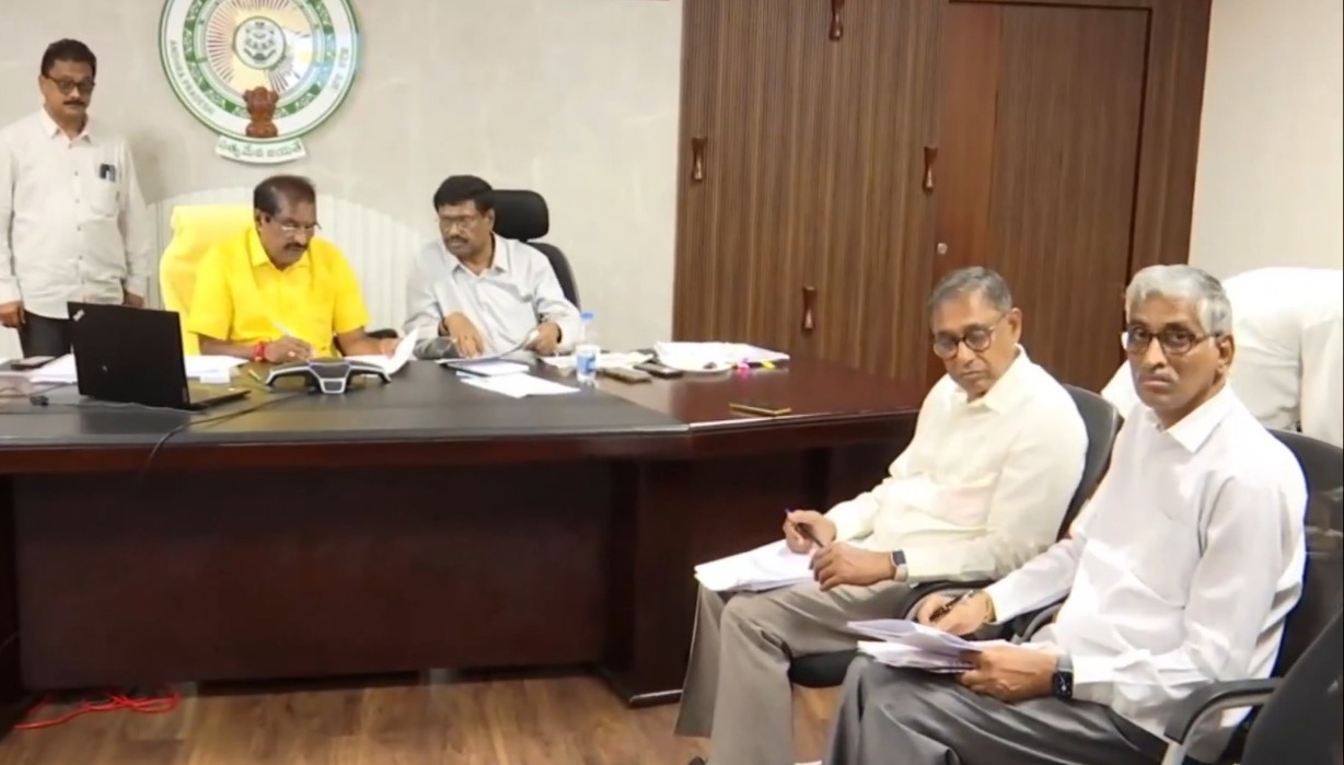 పోలవరంపై అధికారులతో సమీక్షించిన మంత్రి పోలవరంపై అధికారులతో సమీక్షించిన మంత్రి