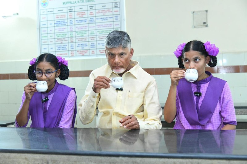 విద్యార్థులతో కలిసి కాఫీ తగిన సీఎం విద్యార్థులతో కలిసి కాఫీ తగిన సీఎం