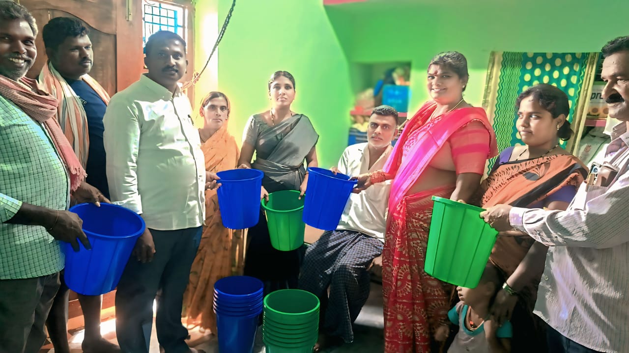 చెత్త బుట్టలను పంపిణీ చేసిన బొందిమడుగుల సర్పంచ్ చౌడప్ప చెత్త బుట్టలను పంపిణీ చేసిన బొందిమడుగుల సర్పంచ్ చౌడప్ప