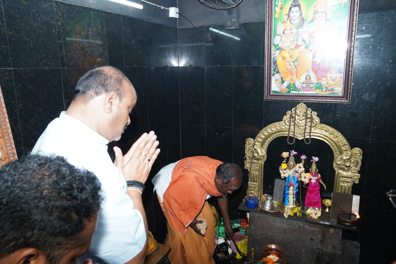 ప్రత్యేక పూజలు నిర్వహించిన మంత్రి