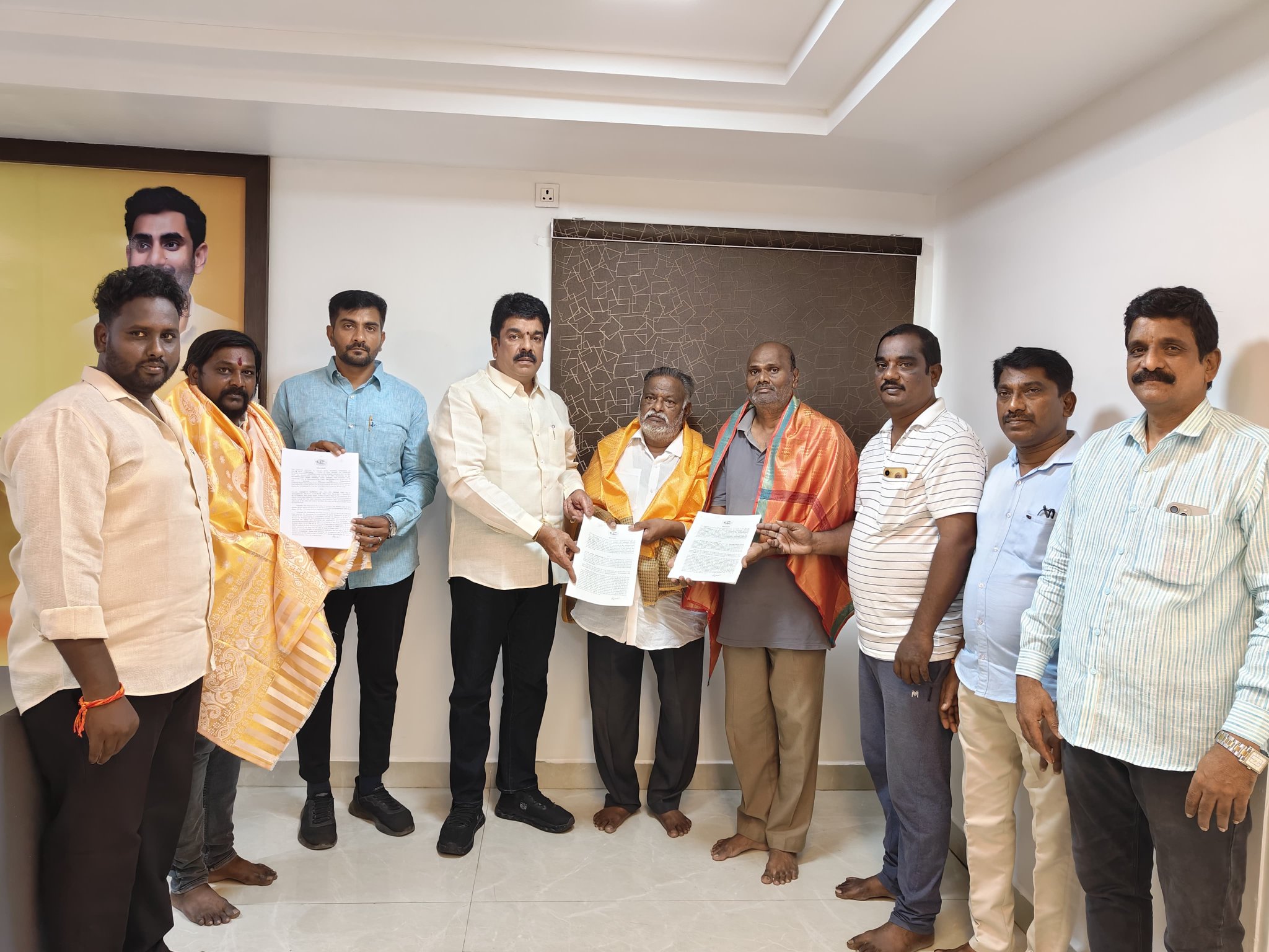 ఇళ్లపట్టాలను అందించిన ఎమ్మెల్యే ఇళ్లపట్టాలను అందించిన ఎమ్మెల్యే