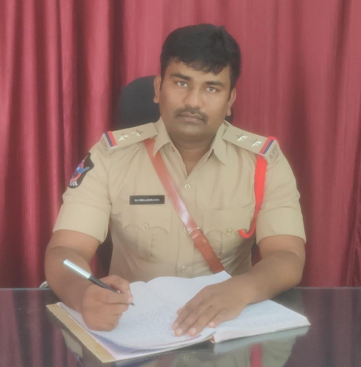 జొన్నగిరి ఎస్సైగా బాధ్యతలు స్వీకరించిన ఎస్.సి మల్లి కార్జున జొన్నగిరి ఎస్సైగా బాధ్యతలు స్వీకరించిన ఎస్.సి మల్లి కార్జున