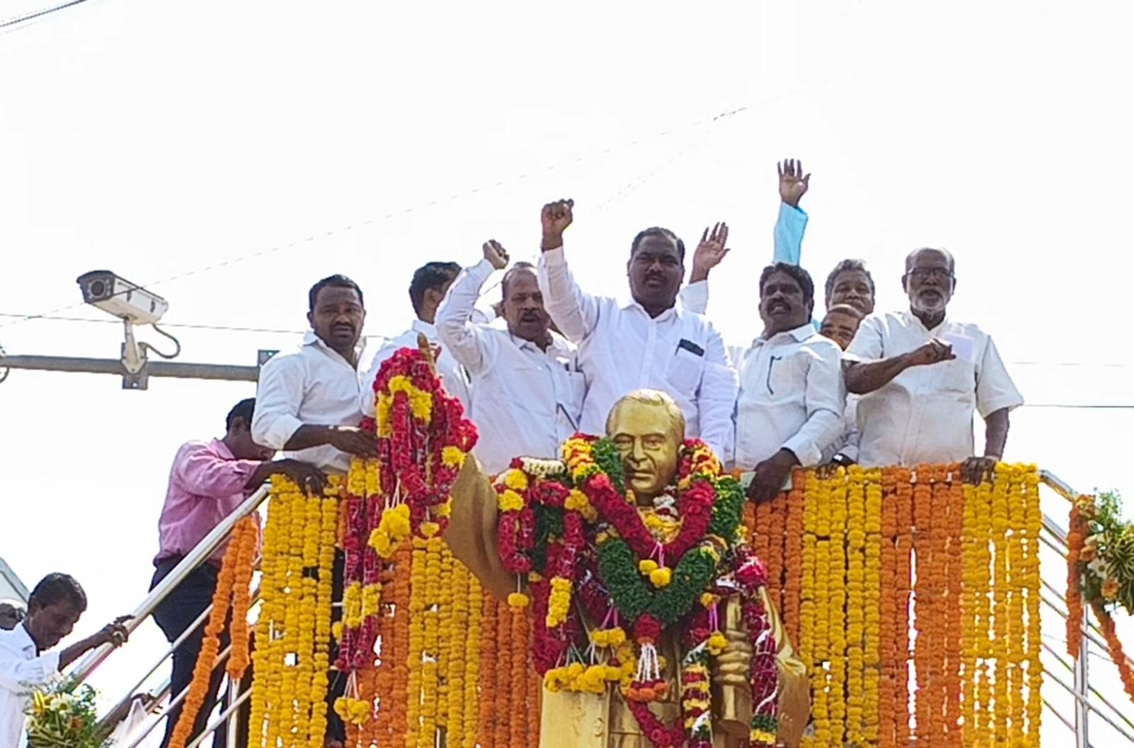 అంబేద్కర్ కు నివాళులర్పించిన ప్రజా సంఘాల నేతలు అంబేద్కర్ కు నివాళులర్పించిన ప్రజా సంఘాల నేతలు