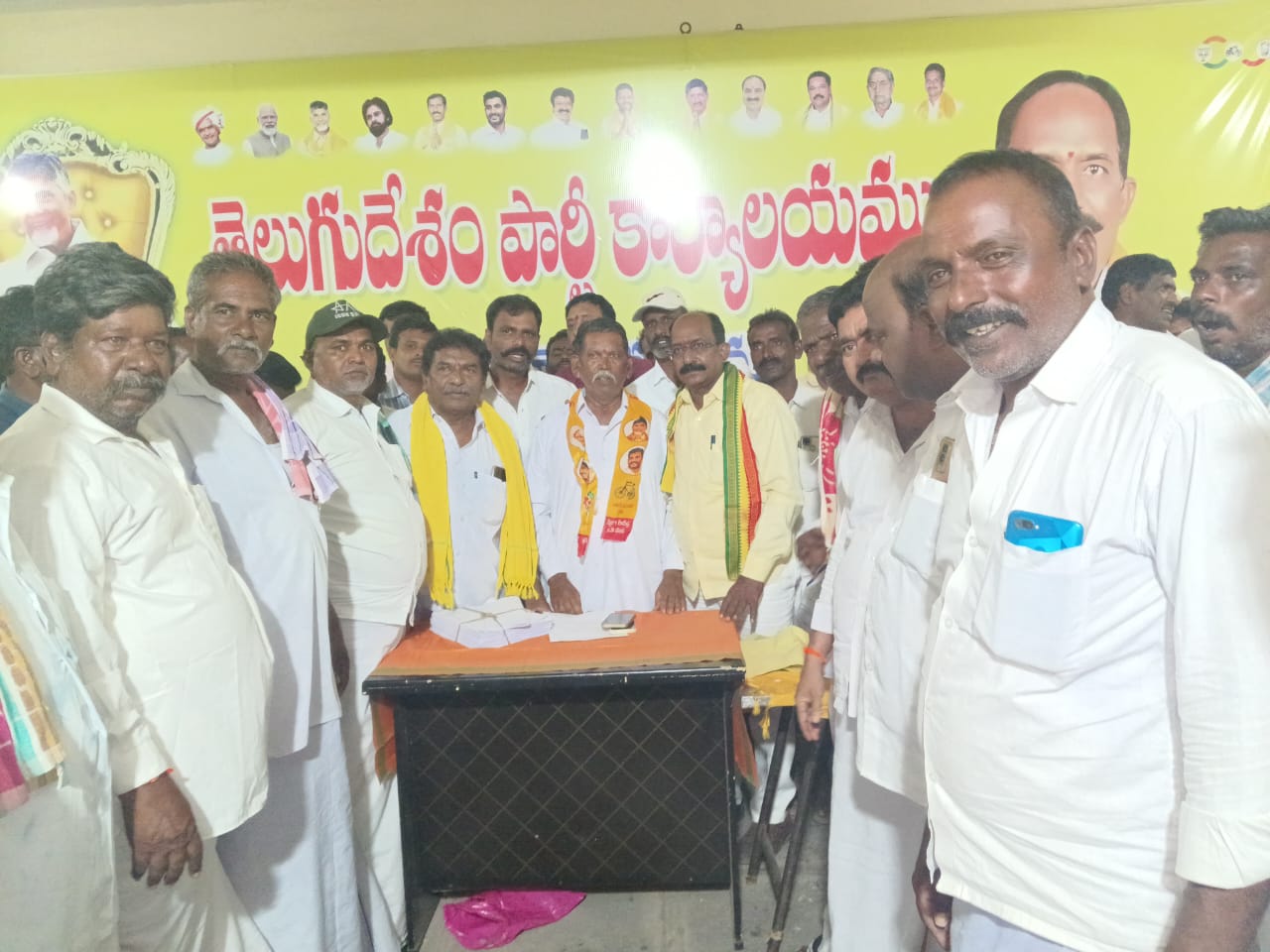 స్వంత గూటికి చేరిన తెలుగుదేశం పార్టీ మాజీ ఎంపీపీ గేజ్జెహళ్లి సిద్దప్ప స్వంత గూటికి చేరిన తెలుగుదేశం పార్టీ మాజీ ఎంపీపీ గేజ్జెహళ్లి సిద్దప్ప