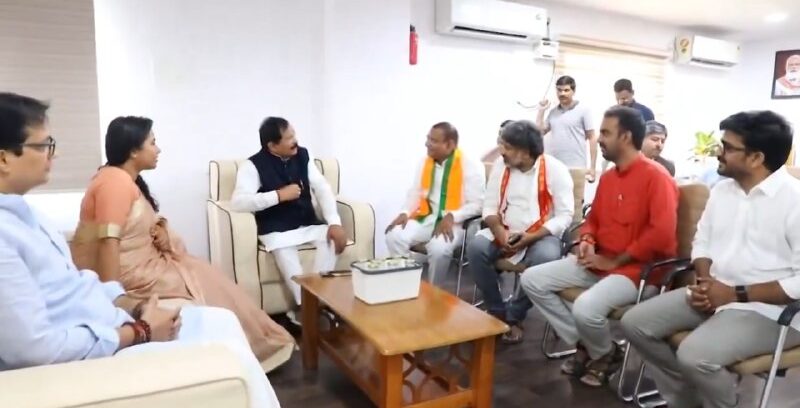 సహాయ మంత్రికి ఘనస్వాగతం పలికిన బీజేపీ నేతలు సహాయ మంత్రికి ఘనస్వాగతం పలికిన బీజేపీ నేతలు