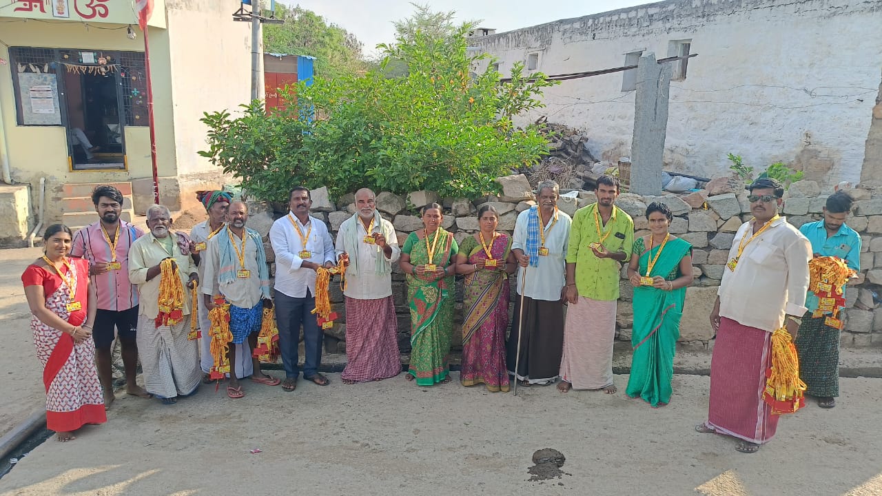 టీడీపీ సభ్యత్వ కార్డులను పంపిణీ చేసిన టీడీపీ నాయకులు ఎస్ ప్రతాప్ యాదవ్ టీడీపీ సభ్యత్వ కార్డులను పంపిణీ చేసిన టీడీపీ నాయకులు ఎస్ ప్రతాప్ యాదవ్