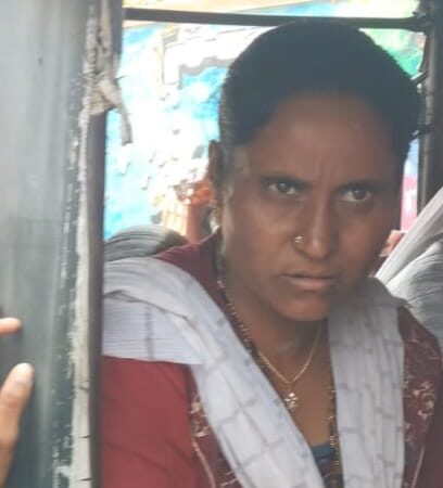 గుర్తు తెలియని మహిళ హాల్ చల్ గుర్తు తెలియని మహిళ హాల్ చల్