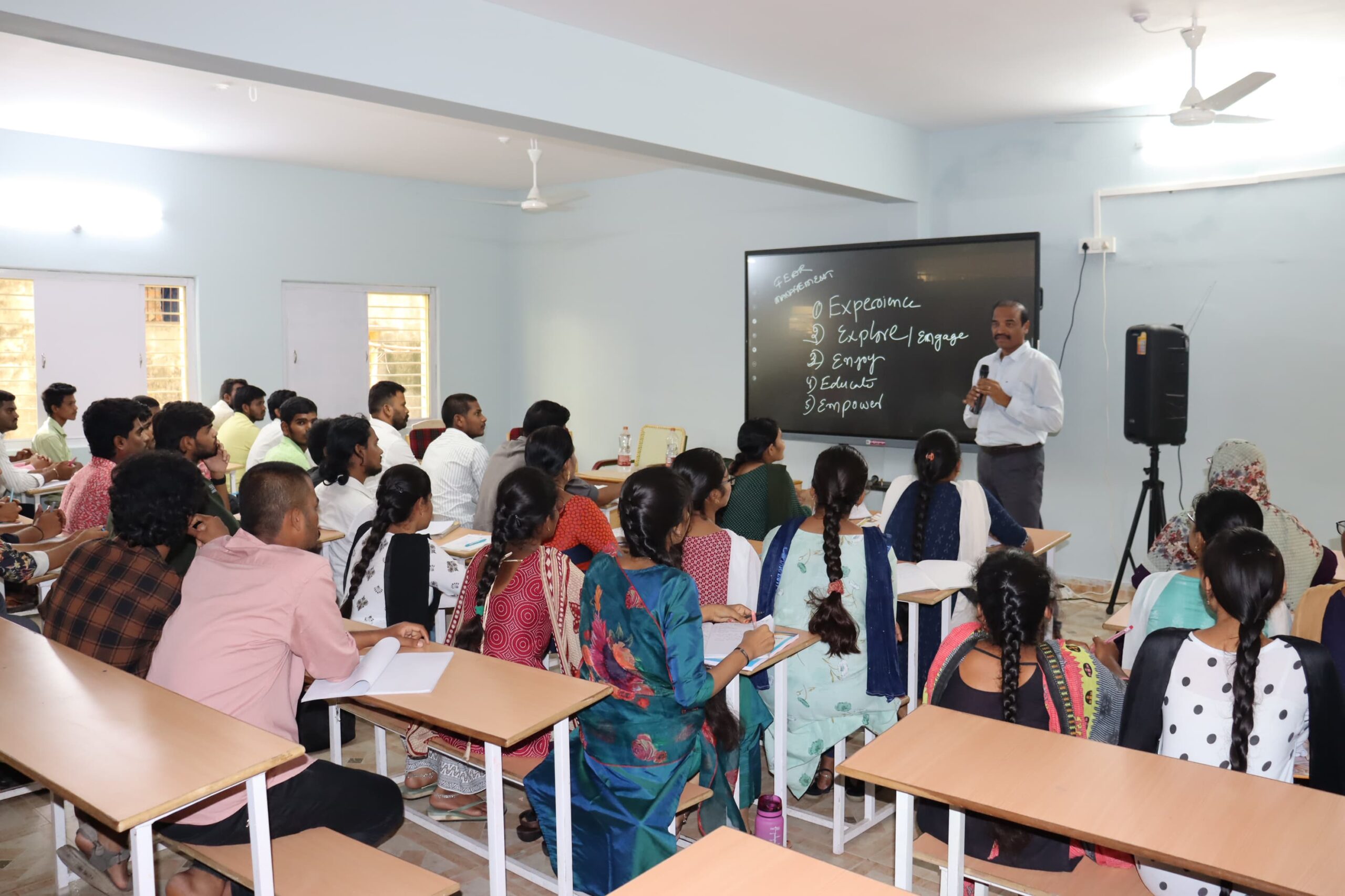 గ్రామీణ విద్యార్థుల్లో ఆత్మస్థైర్యం నింపేందుకే పినాక ఉచిత శిక్షణ