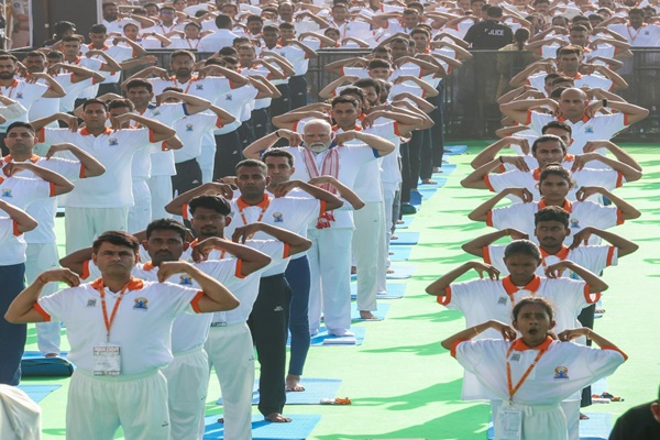యోగా శాంతికి మార్గాన్ని అందిస్తుంది: ప్రధాని మోడీ యోగా శాంతికి మార్గాన్ని అందిస్తుంది: ప్రధాని మోడీ