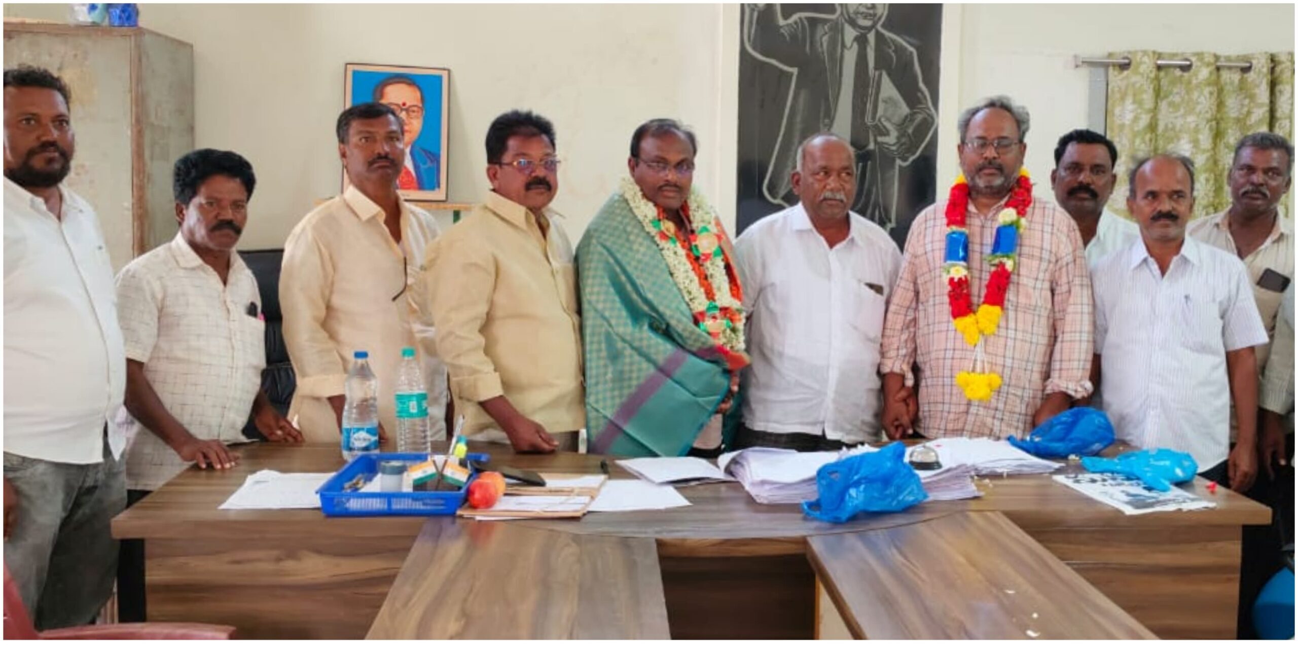 తహసిల్దార్,డిప్యూటీ తహాసిల్దార్ ను సన్మానించిన నాయకులు తహసిల్దార్,డిప్యూటీ తహాసిల్దార్ ను సన్మానించిన నాయకులు