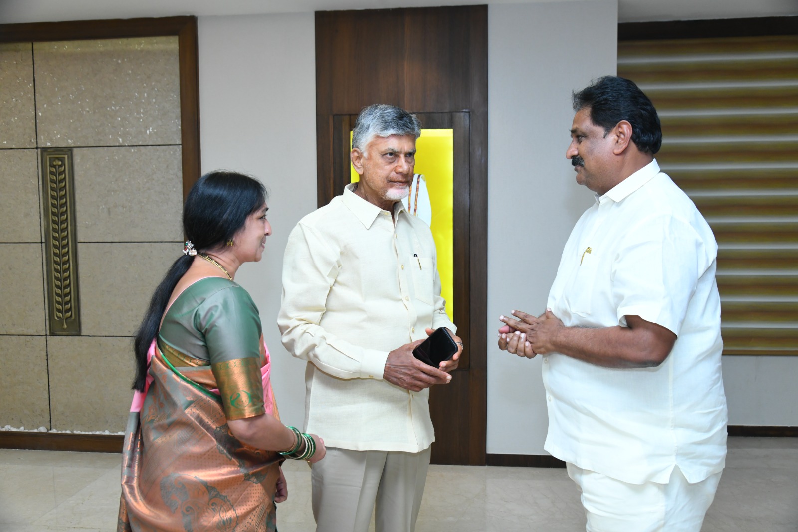 ముఖ్యమంత్రి ని కలసిన తుగ్గలి నాగేంద్ర దంపతులు ముఖ్యమంత్రి ని కలసిన తుగ్గలి నాగేంద్ర దంపతులు