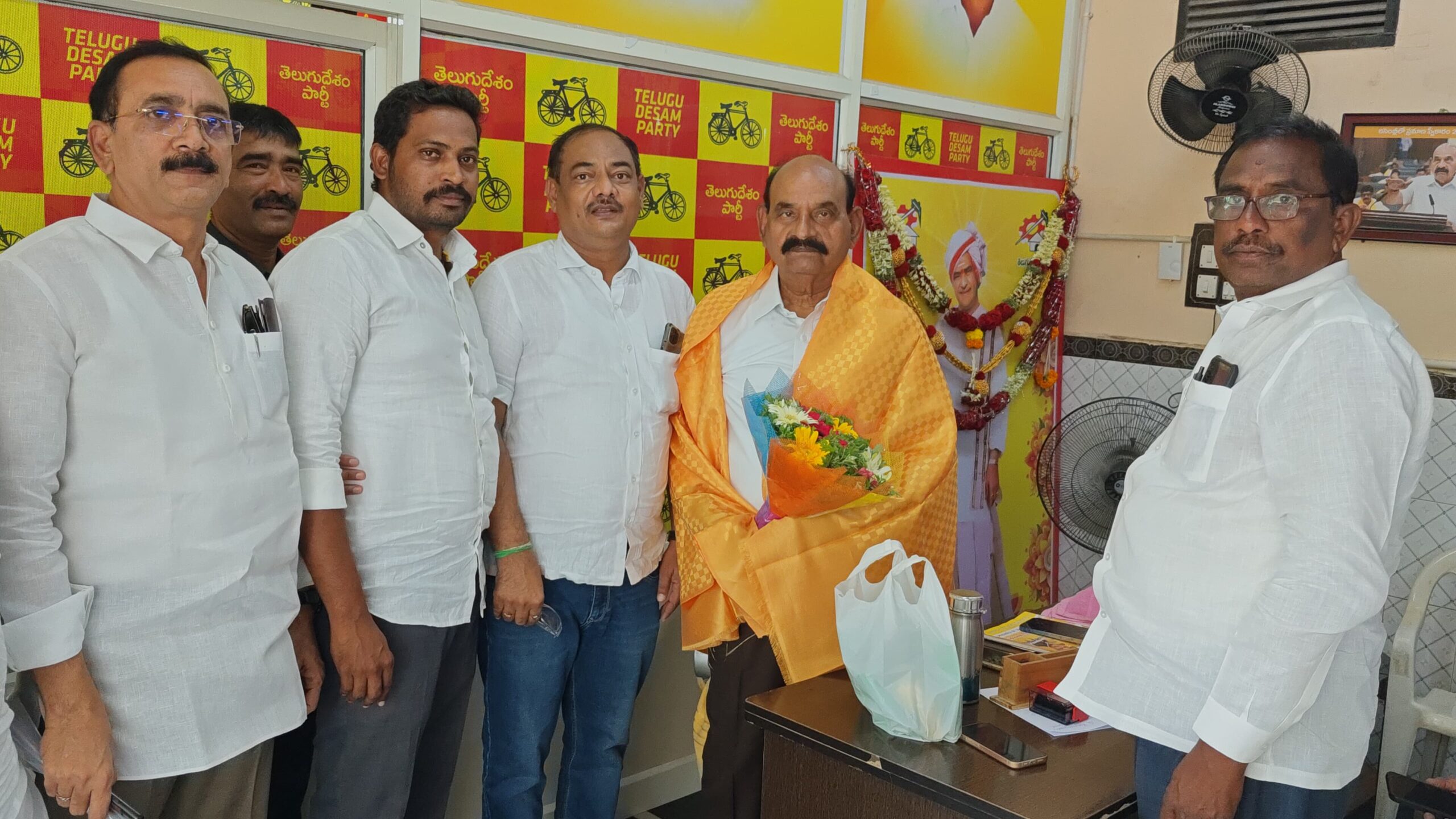 మంత్రికి కృతఙ్ఞతలు తెలిపిన టీడీపీ లీగల్ సెల్ అధ్యక్షులు మంత్రికి కృతఙ్ఞతలు తెలిపిన టీడీపీ లీగల్ సెల్ అధ్యక్షులు