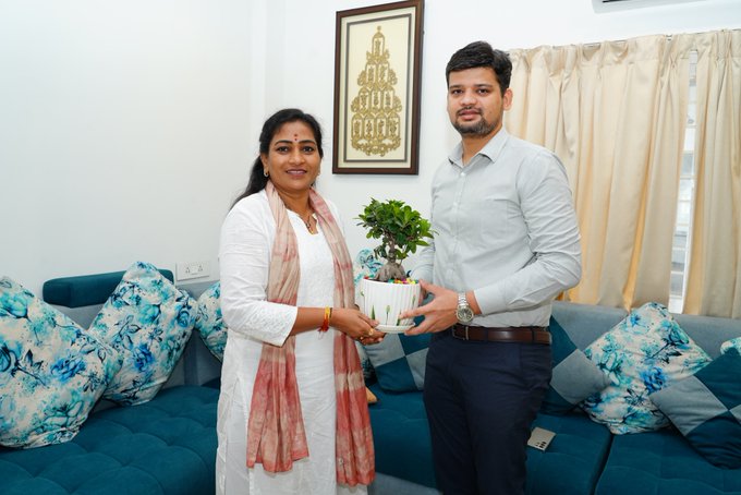 హోంమంత్రిని కలిసిన విపత్తు నిర్వహణ సంస్థ డైరెక్టర్ హోంమంత్రిని కలిసిన విపత్తు నిర్వహణ సంస్థ డైరెక్టర్