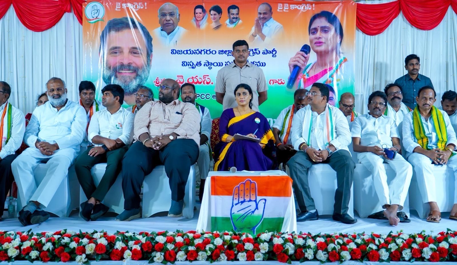పార్టీ నేతలతో కీలక సమావేశం నిర్వహించిన వైఎస్ షర్మిల పార్టీ నేతలతో కీలక సమావేశం నిర్వహించిన వైఎస్ షర్మిల
