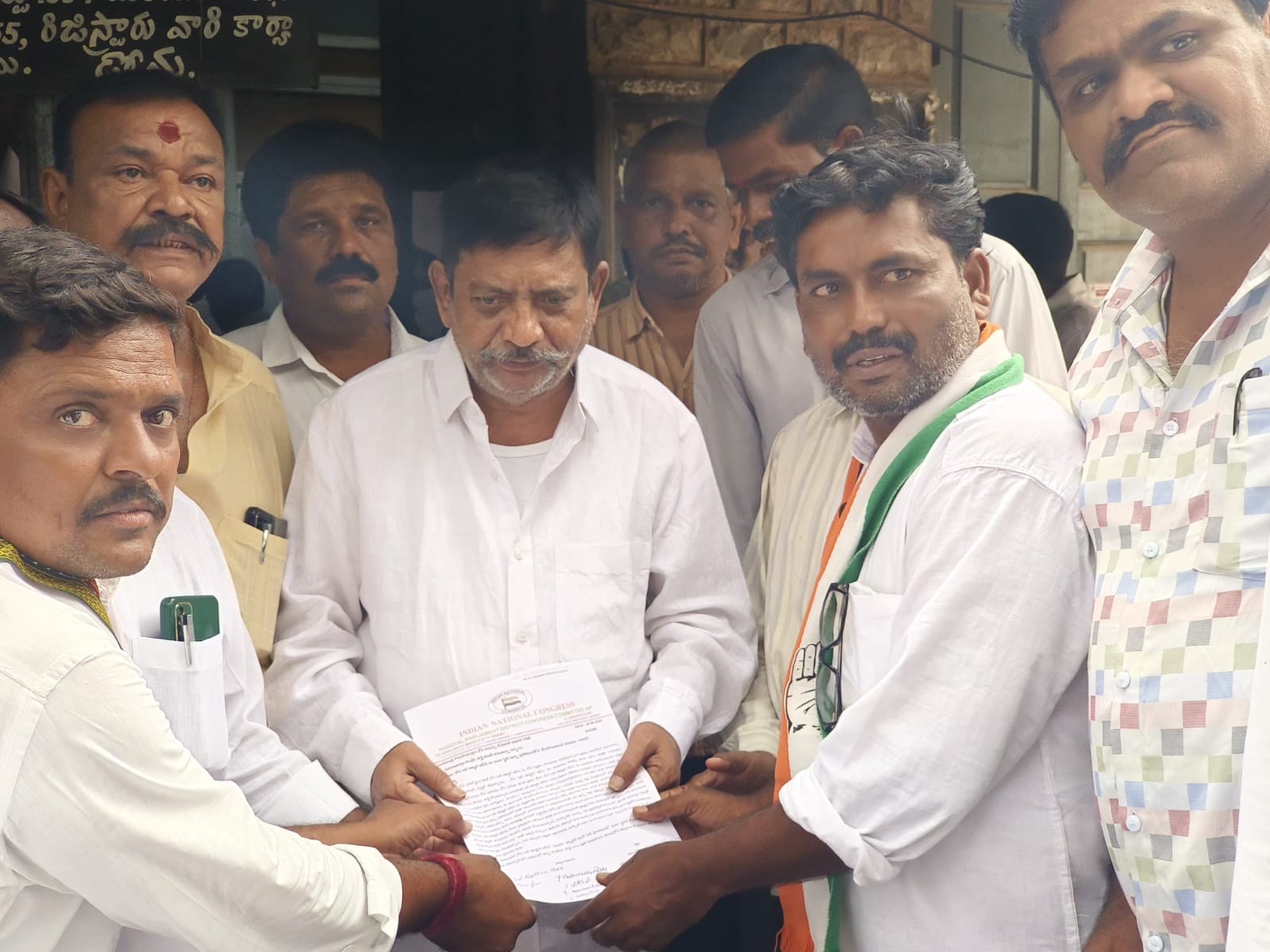 సబ్ రిజిస్టర్ కార్యాలయ తరలింపు కొంతమంది లబ్దికోసమే : కాంగ్రెస్ సబ్ రిజిస్టర్ కార్యాలయ తరలింపు కొంతమంది లబ్దికోసమే : కాంగ్రెస్