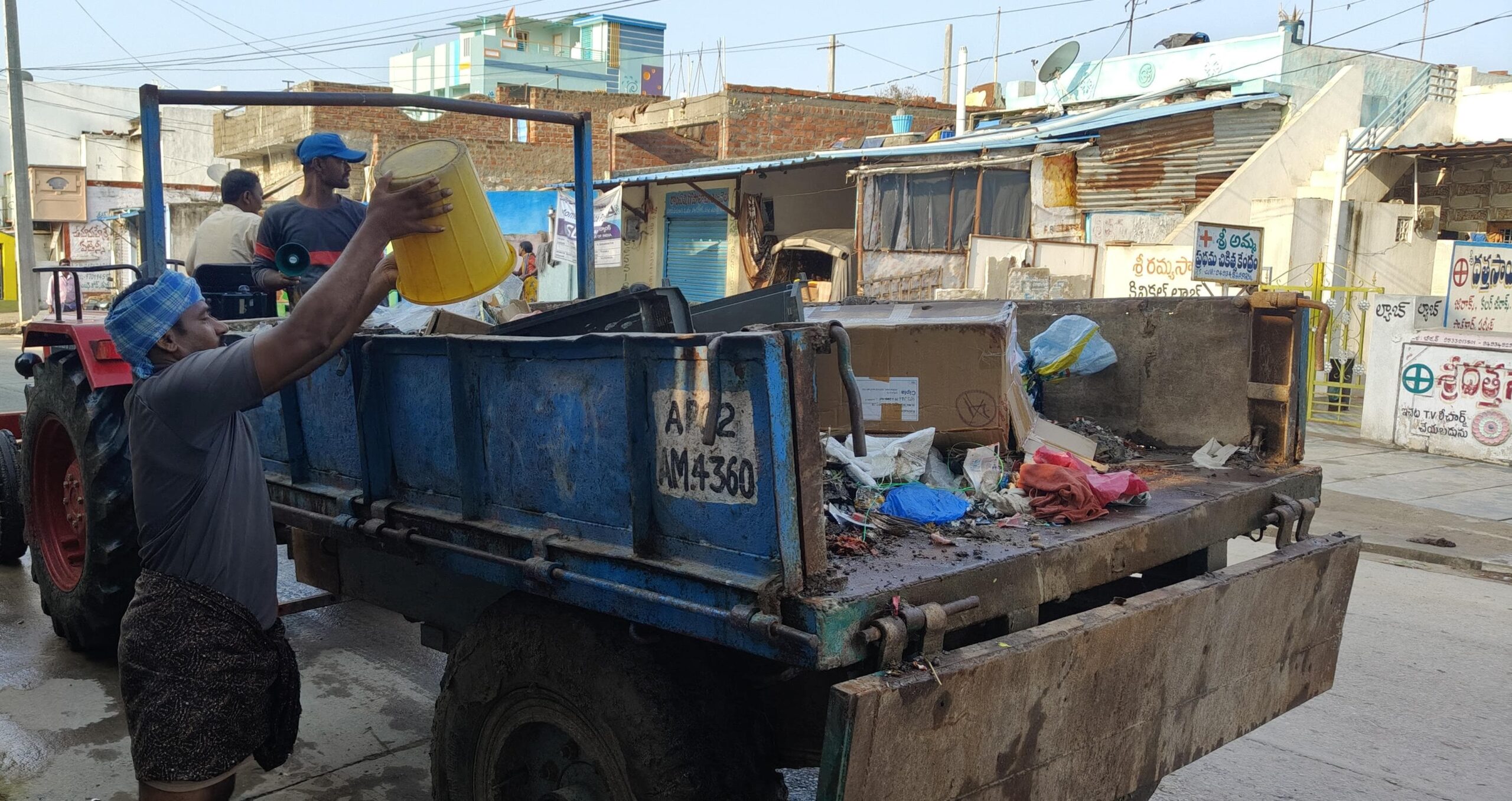 ప్రజల నుండి చెత్తను సేకరిస్తున్న పారిశుద్ధ కార్మికులు