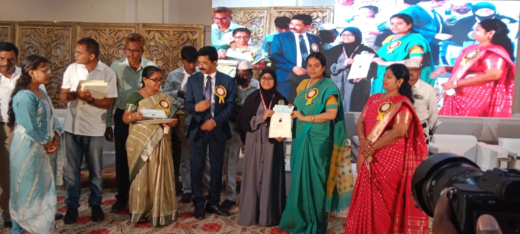 విద్యార్థులకు అవార్డు అందజేత