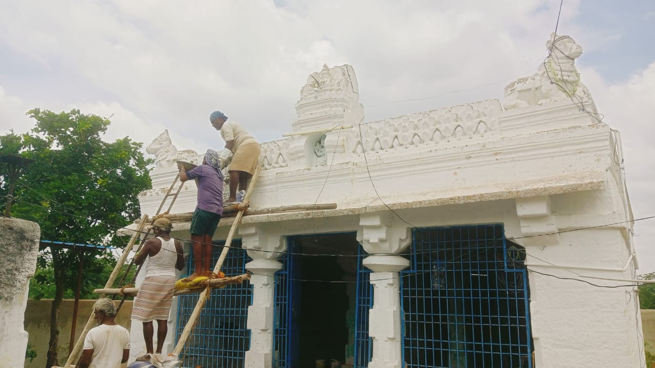 పురాతన శివాలయానికి మరమ్మత్తులు పురాతన శివాలయానికి మరమ్మత్తులు