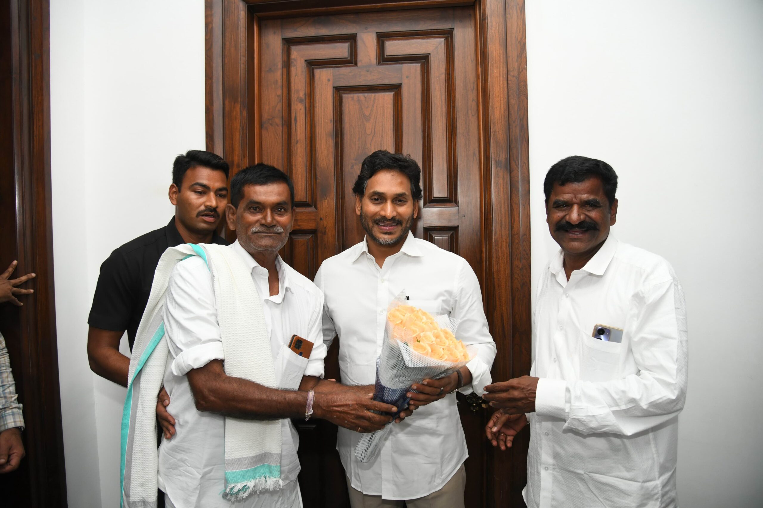 మాజీ ముఖ్యమంత్రిని కలిసిన జిట్టా నాగేష్ మాజీ ముఖ్యమంత్రిని కలిసిన జిట్టా నాగేష్