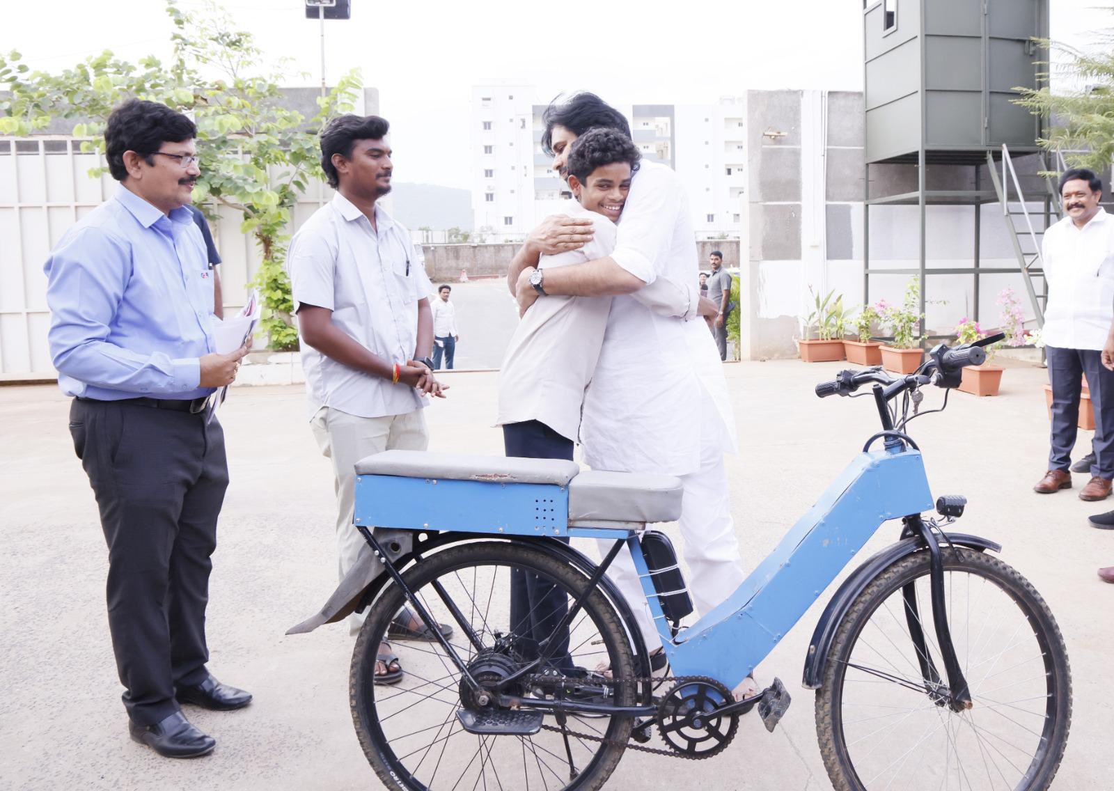 సైకిల్ ఎక్కిన ఉప ముఖ్యమంత్రి సైకిల్ ఎక్కిన ఉప ముఖ్యమంత్రి