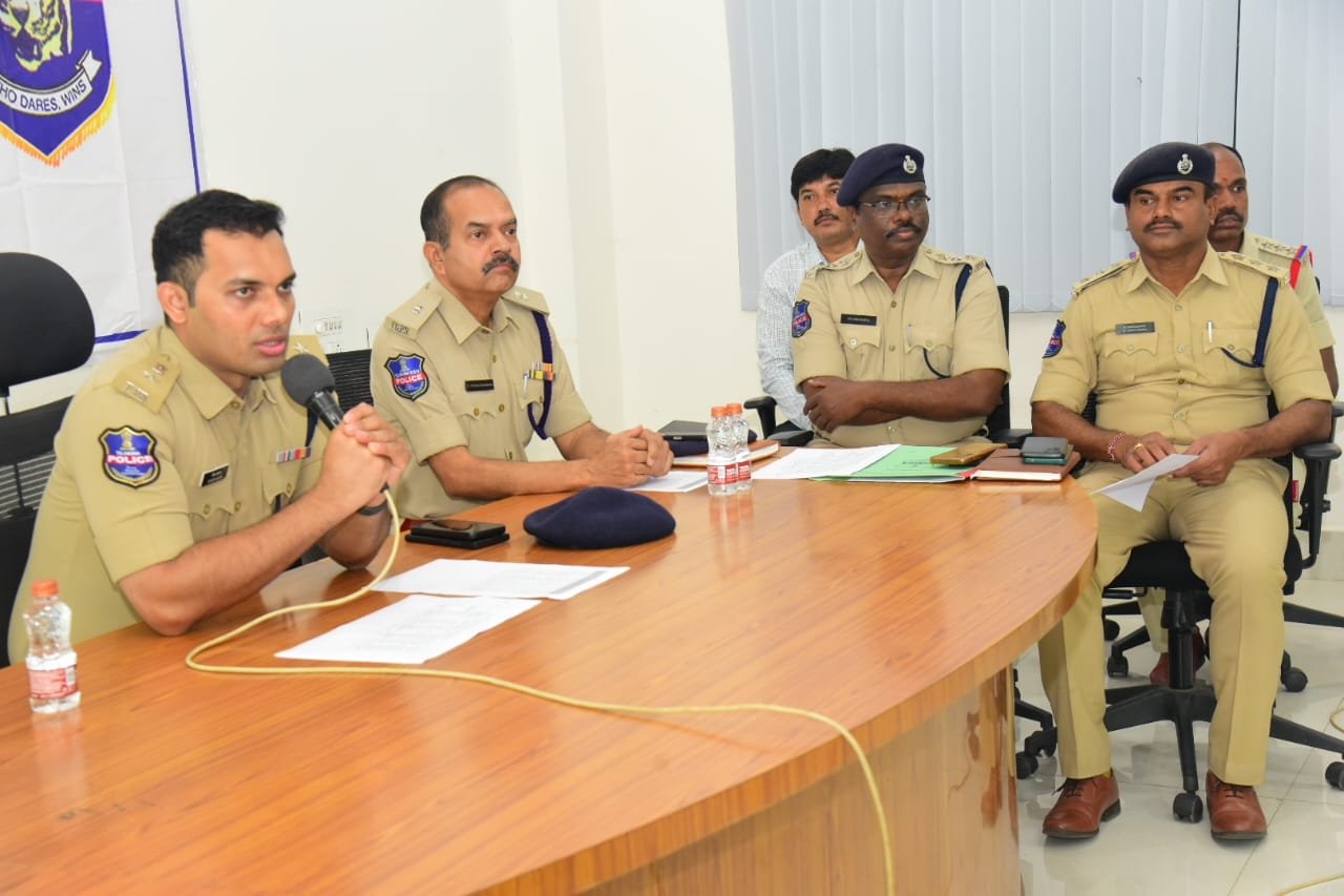 కానిస్టేబుళ్లకు టెక్నాలజీ పై శిక్షణ తప్పనిసరి: కమిషనర్ గౌష్ ఆలం కానిస్టేబుళ్లకు టెక్నాలజీ పై శిక్షణ తప్పనిసరి: కమిషనర్ గౌష్ ఆలం