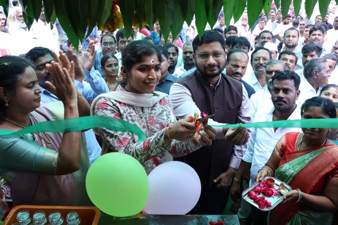 మహిళా శక్తి క్యాంటీన్‌ ను ప్రారంభించిన కలెక్టర్