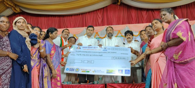 చెక్కులను పంపిణి చేసిన మంత్రి