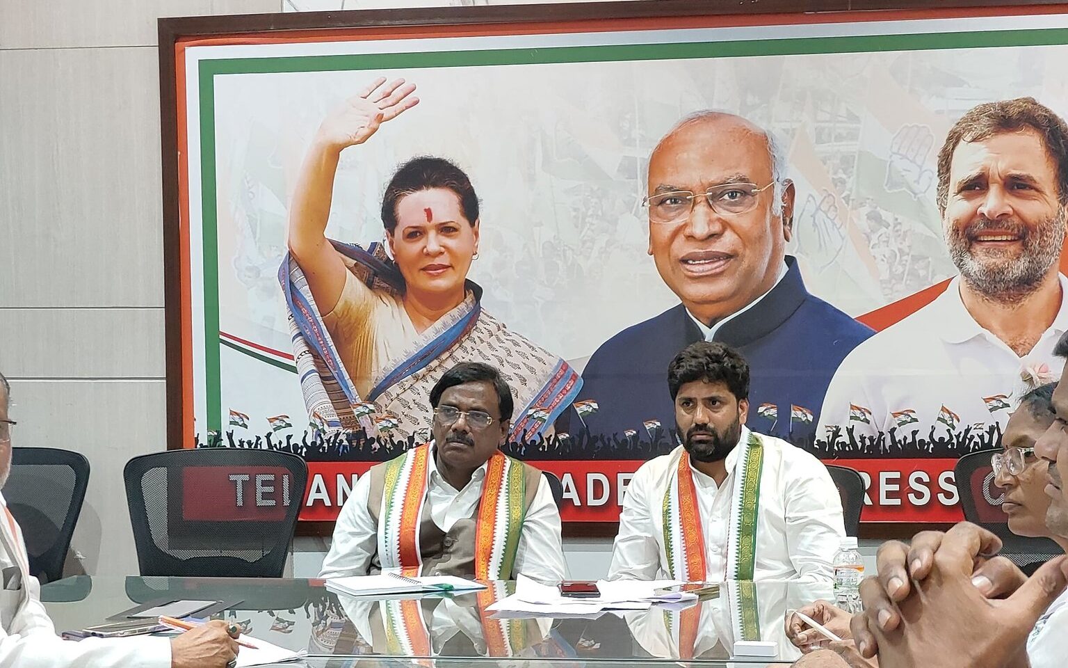 పార్టీ నేతలతో సమావేశం నిర్వహించిన మంత్రి పార్టీ నేతలతో సమావేశం నిర్వహించిన మంత్రి