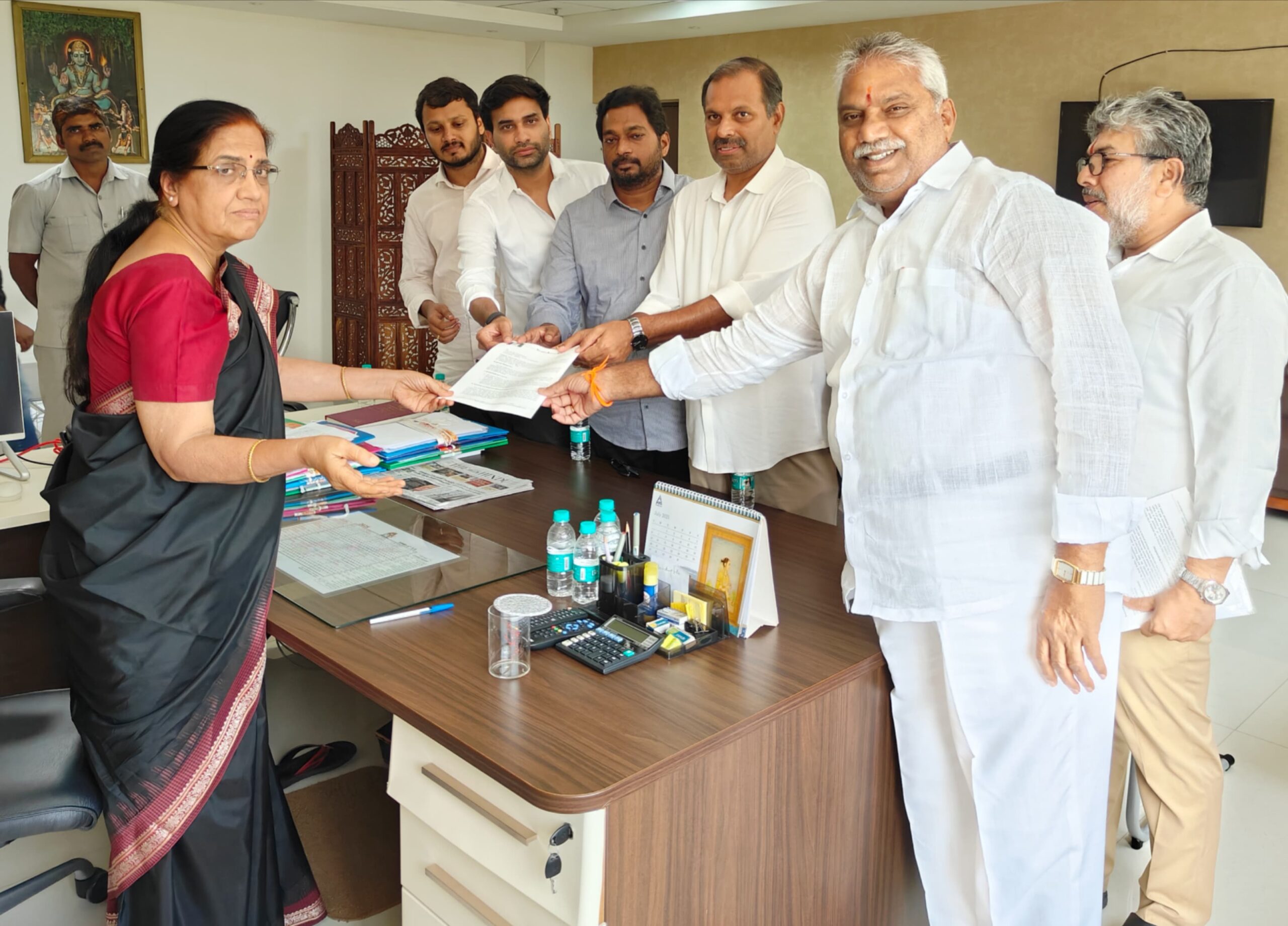 దౌర్జన్యంగా మున్సిపల్ చైర్మన్ పదవి..! దౌర్జన్యంగా మున్సిపల్ చైర్మన్ పదవి..!