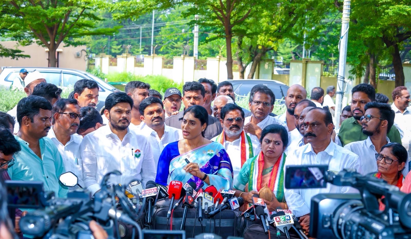 అవినీతి కేసులకు భయపడి బీజేపీకి మళ్ళీ దాసోహం