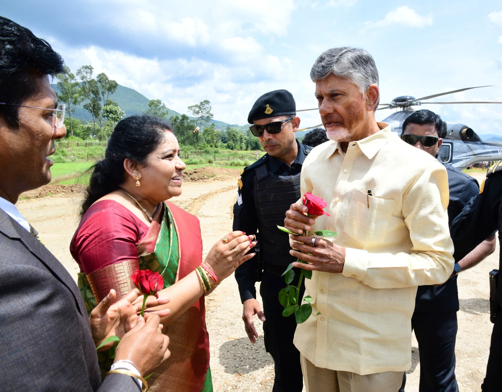 ప్రపంచం ఆదివాసీ దినోత్సవం లో పాల్గొన్న సీఎం ప్రపంచం ఆదివాసీ దినోత్సవం లో పాల్గొన్న సీఎం