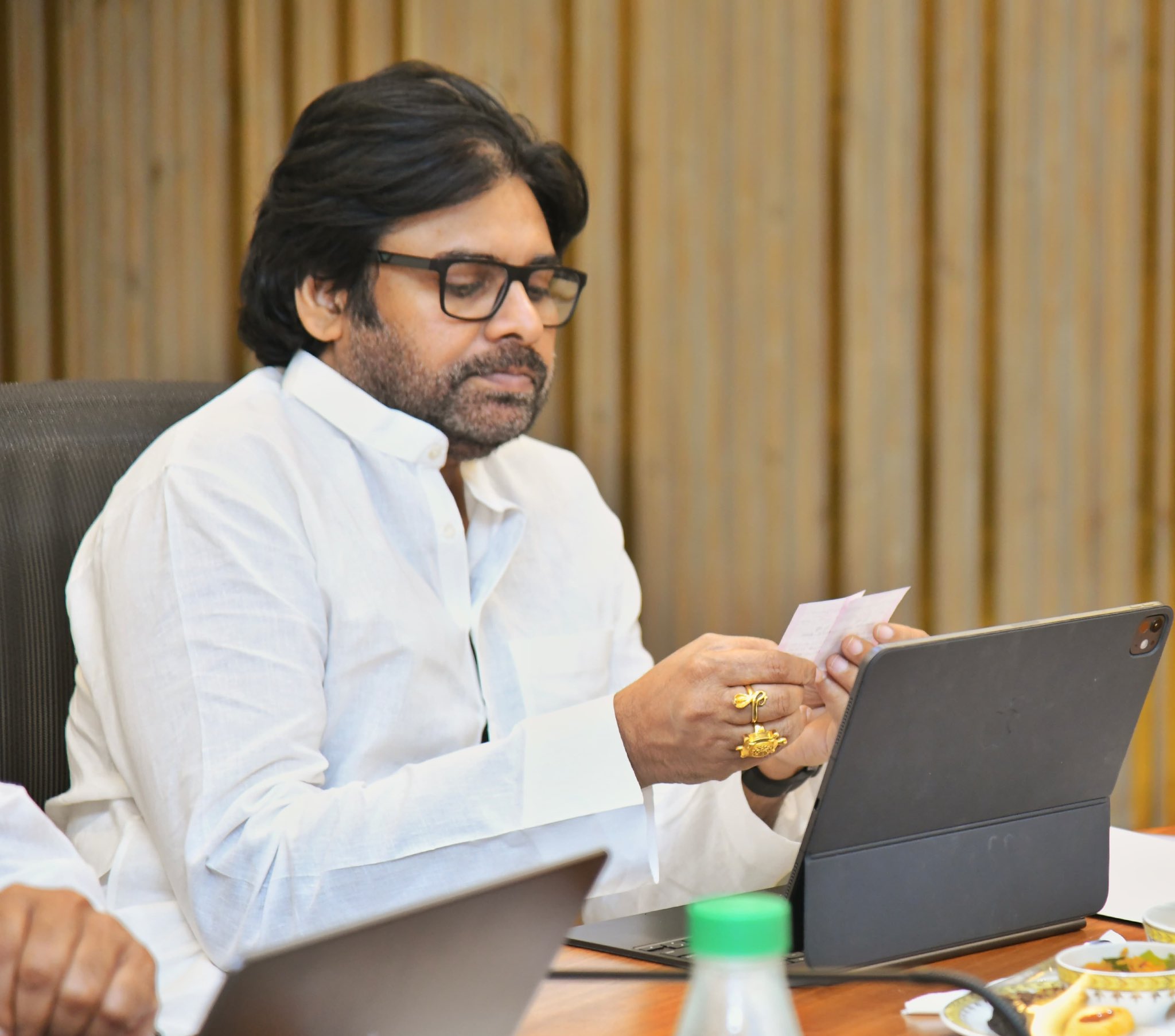 కూలిన వంతెన స్పందించిన డిప్యూటీ సీఎం పవన్ కళ్యాణ్ కూలిన వంతెన స్పందించిన డిప్యూటీ సీఎం పవన్ కళ్యాణ్