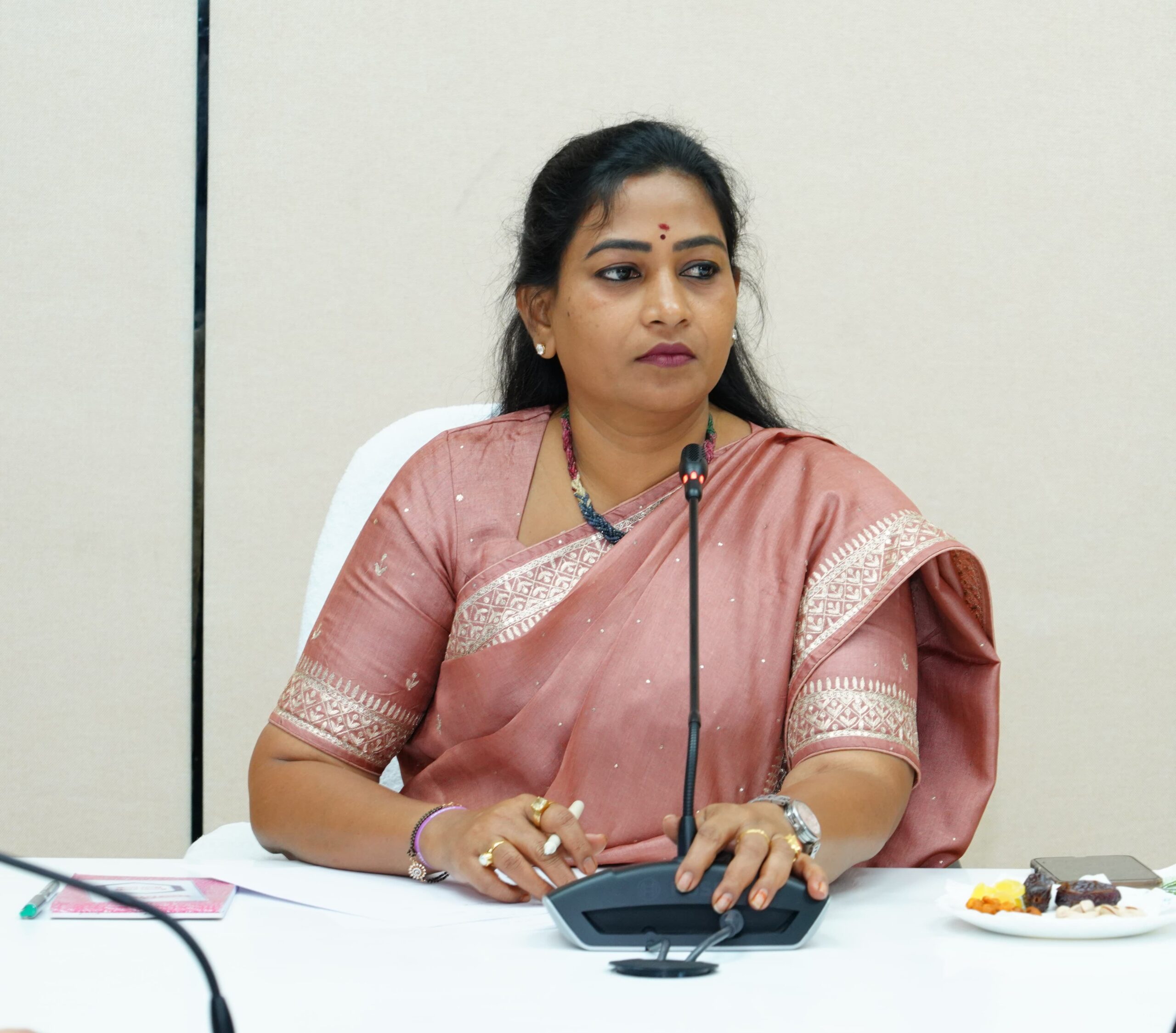 కూటమి ప్రభుత్వం పై బురద చలెందుకు వైస్సార్సీపీ ప్రయత్నం చేస్తోంది: హోమంత్రి అనిత కూటమి ప్రభుత్వం పై బురద చలెందుకు వైస్సార్సీపీ ప్రయత్నం చేస్తోంది: హోమంత్రి అనిత
