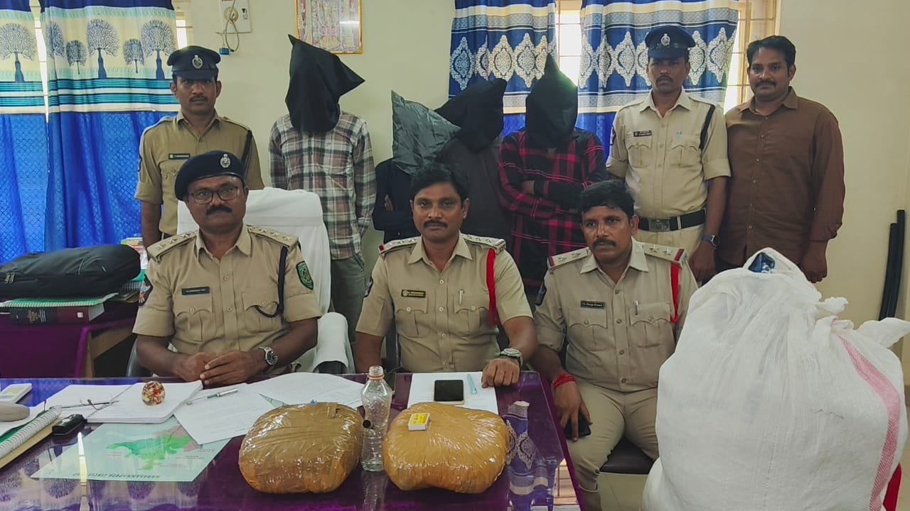 21కేజీల గంజాయి స్వాధీనం నలుగురు అరెస్ట్ 21కేజీల గంజాయి స్వాధీనం నలుగురు అరెస్ట్