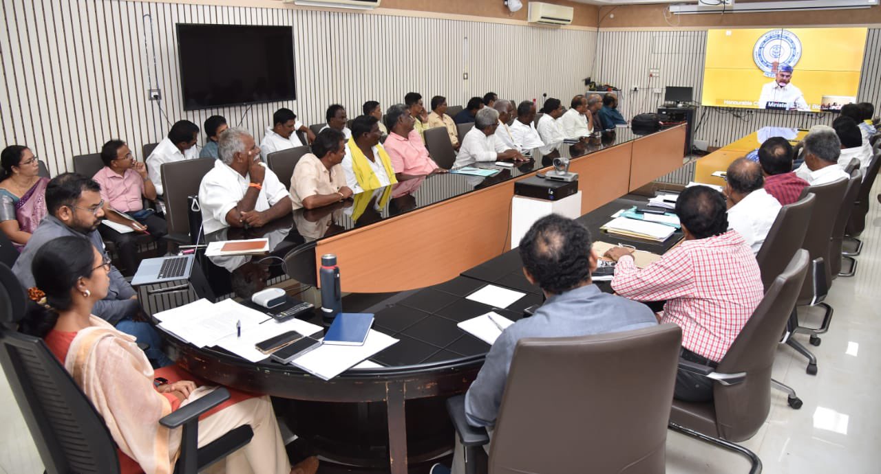 సాగు నీటి సంఘాలతో కలెక్టర్ సమీక్షా సాగు నీటి సంఘాలతో కలెక్టర్ సమీక్షా