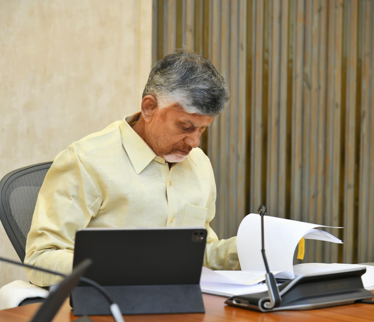 కృత్రిమ కొరత సృష్టిస్తే కఠిన చర్యలు తీసుకుంటాం :సీఎం కృత్రిమ కొరత సృష్టిస్తే కఠిన చర్యలు తీసుకుంటాం :సీఎం