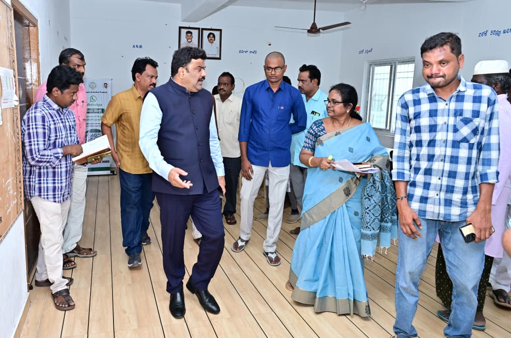 ఆకస్మిక తనిఖీలు నిర్వహించిన జిల్లా కలెక్టర్